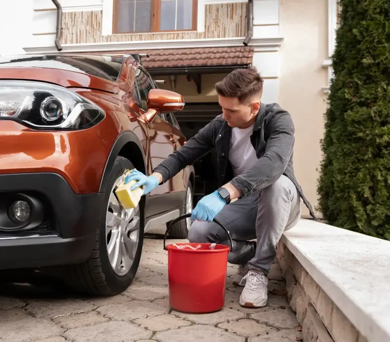 Lavage auto à domicile Sceaux-d'Anjou : professionnel intervenant sur un véhicule